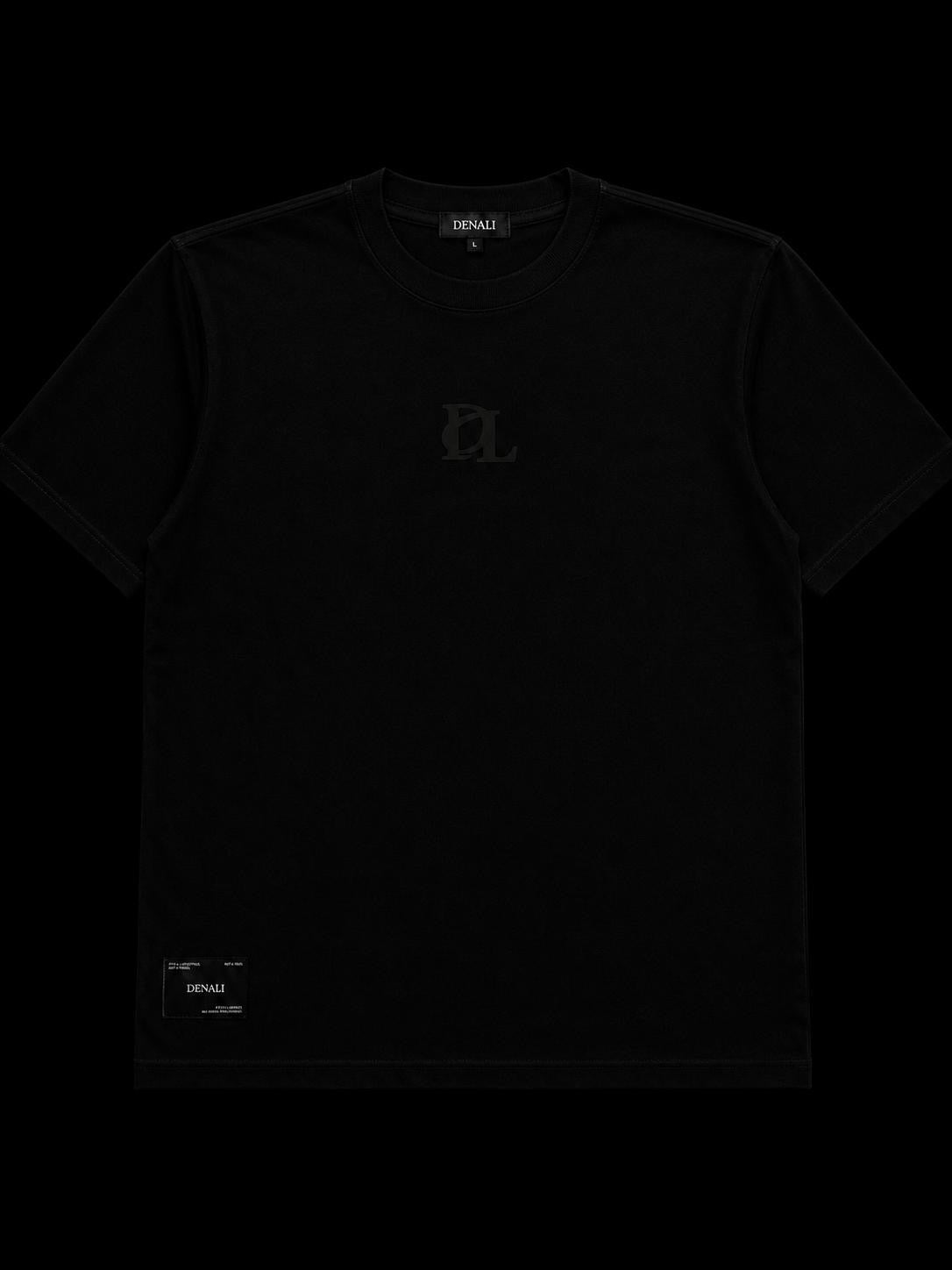 Vista delantera Black Star — camiseta oversized Full Black minimal luxury — DENALI